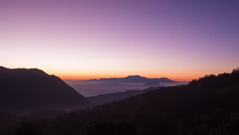 Amanecer-Sobre-Las-Nubes-En-Un-Valle-De-Montaña