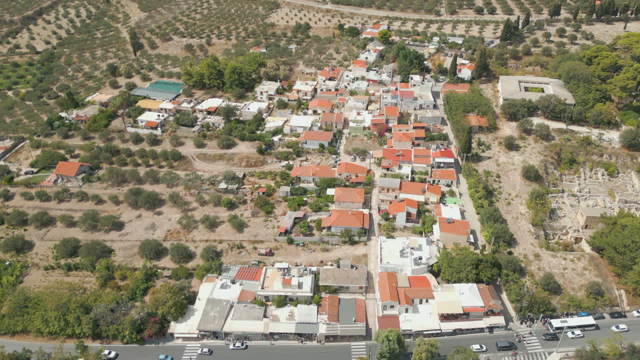 pequeño pueblo cretense cerca de knossos en grecia drone birdseye tiro 4k 60fps