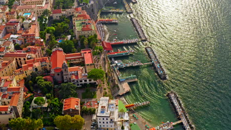 hermosa vista aérea de drones sobre la costa de sorrento a lo largo de la costa de amalfi, cerca de nápoles, sur de italia