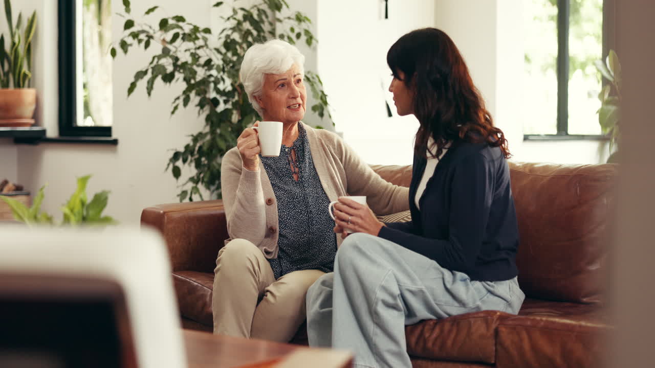 두 여인이 집에서 대화를 나누고 있습니다.