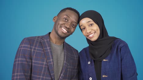 Porträt-Eines-Glücklichen-Afrikanischen-Muslimischen-Paares.-Afrikanisches-Paar.