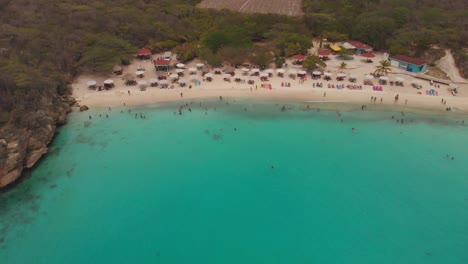 grote knip antena de una playa ubicada entre los pueblos de westpunt y lagun en la isla de curacao