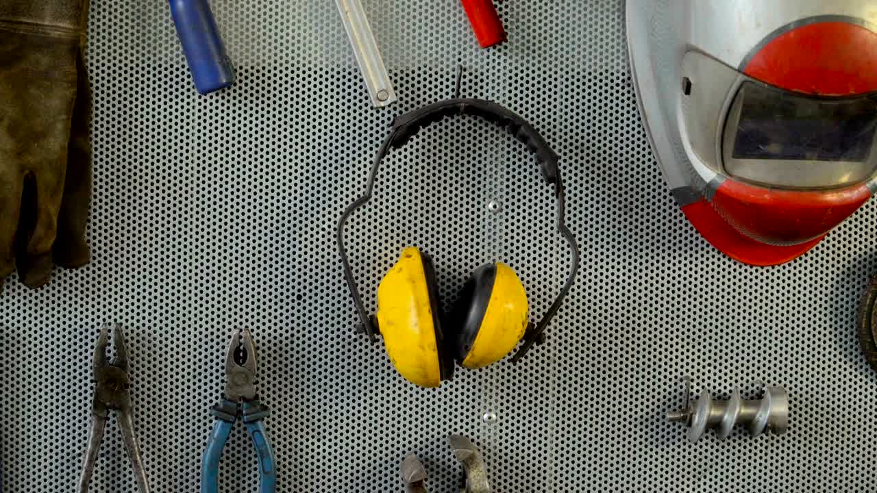 작업 도구와 함께 벽에 장착 된 조직자