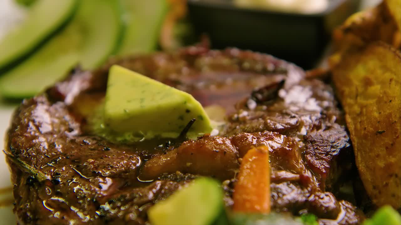 un carrito lento y un rack de platos con filete, verduras a la parrilla y patatas