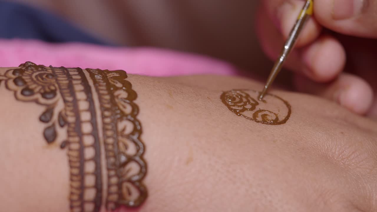 Applicazione di tatuaggio all'henné