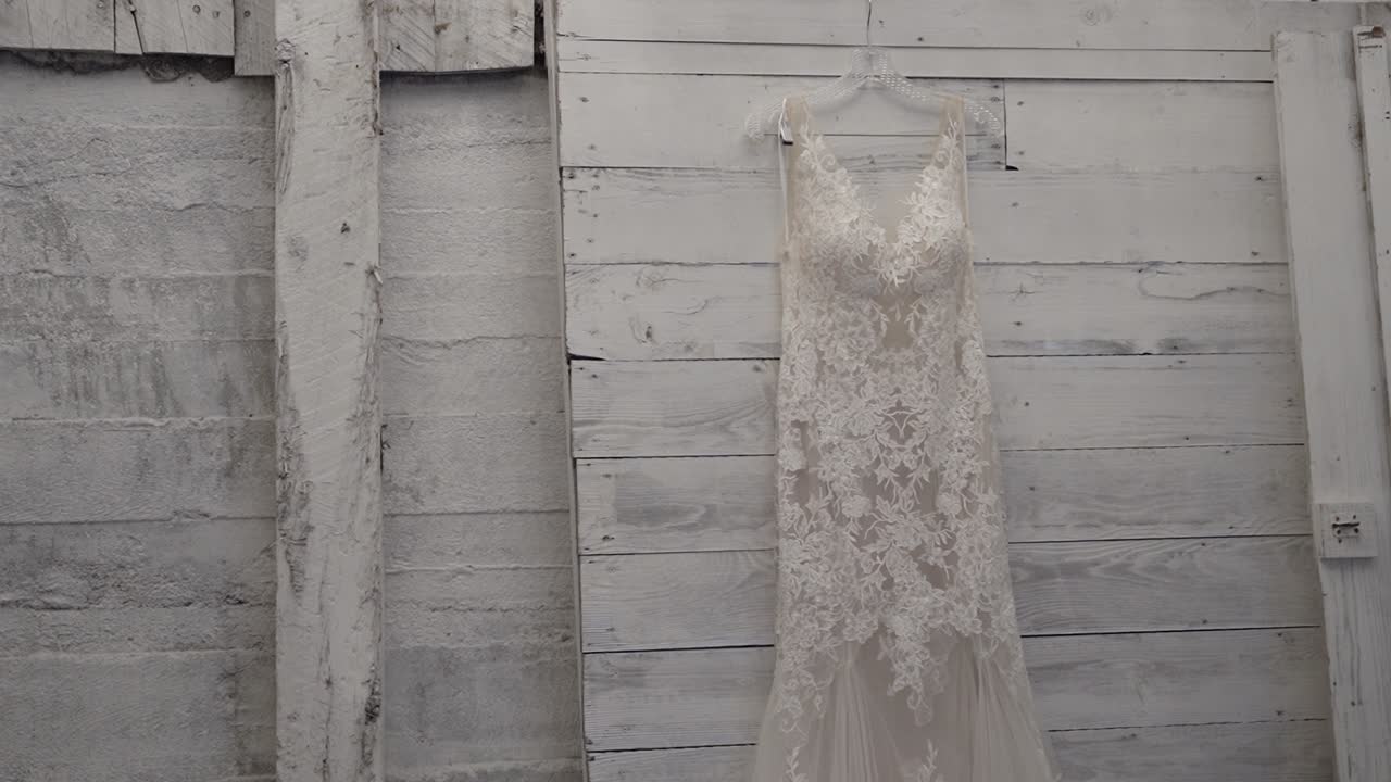 기둥 뒤에서 화려한 흰색 디자이너 드레스 공개