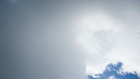 movimiento del cielo. nubes en capas se mueven en diferentes direcciones. video de lapso de tiempo.