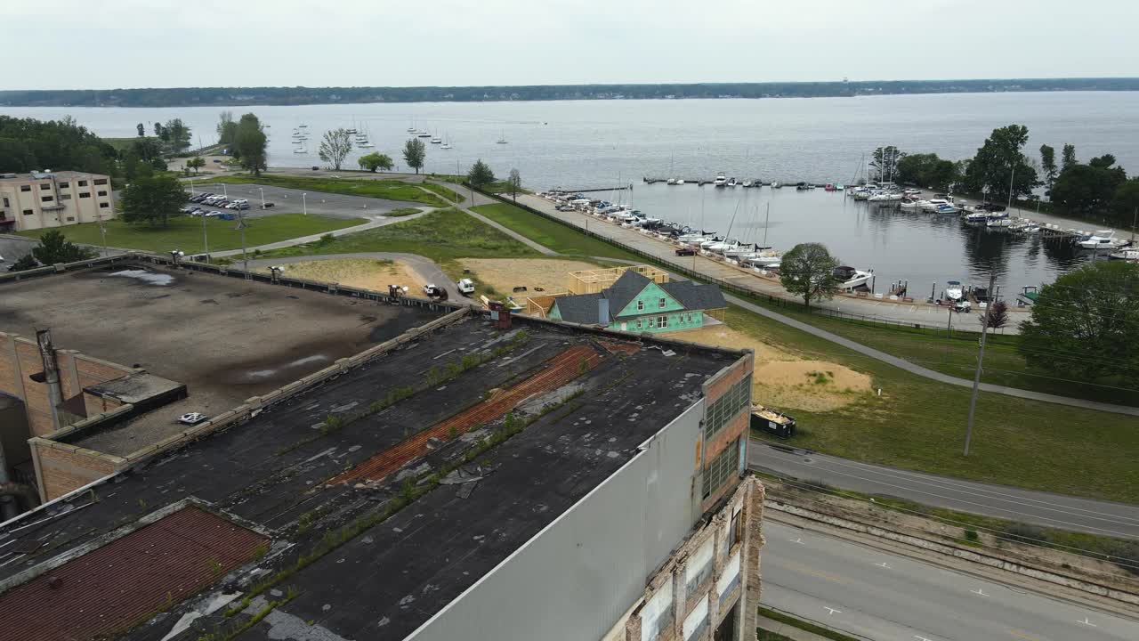 오래된 가구 공장의 녹슨 금속 지붕