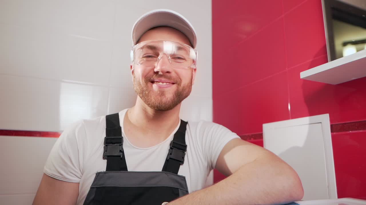 professioneller reiniger mit brille und handschuhen schaut in die kamera und lächelt