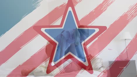 patrón de diseño de la bandera estadounidense y estrellas pulsantes sobre madre y hija caucásicas jugando en la cama