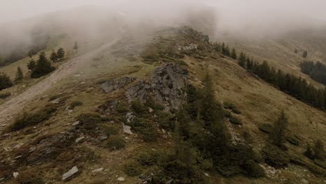 Vista-Aérea-4k-De-Una-Roca-Por-La-Mañana-En-La-Cima-De-La-Montaña-Parang-Volando-En-Círculo