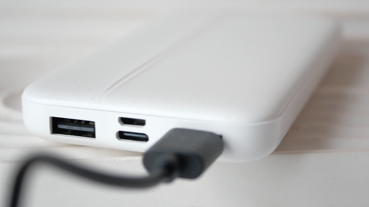 banco de energía blanco con cable