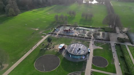 Vistas-Aéreas-De-La-Belleza-Natural-Del-Parque-Reigate-Priory.