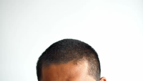 hombre con la mano en la cabeza, posible pérdida de cabello