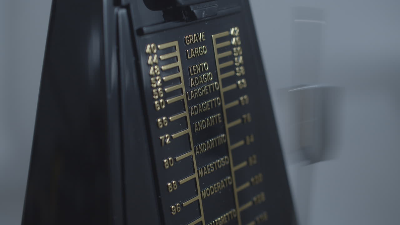 metrónomo mecánico antiguo. tempo de la música