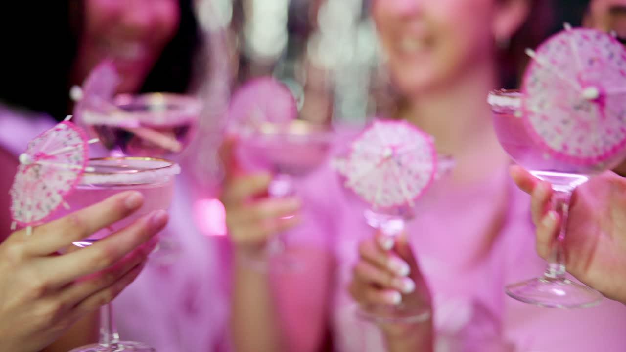 테일로 축하하는 여성들