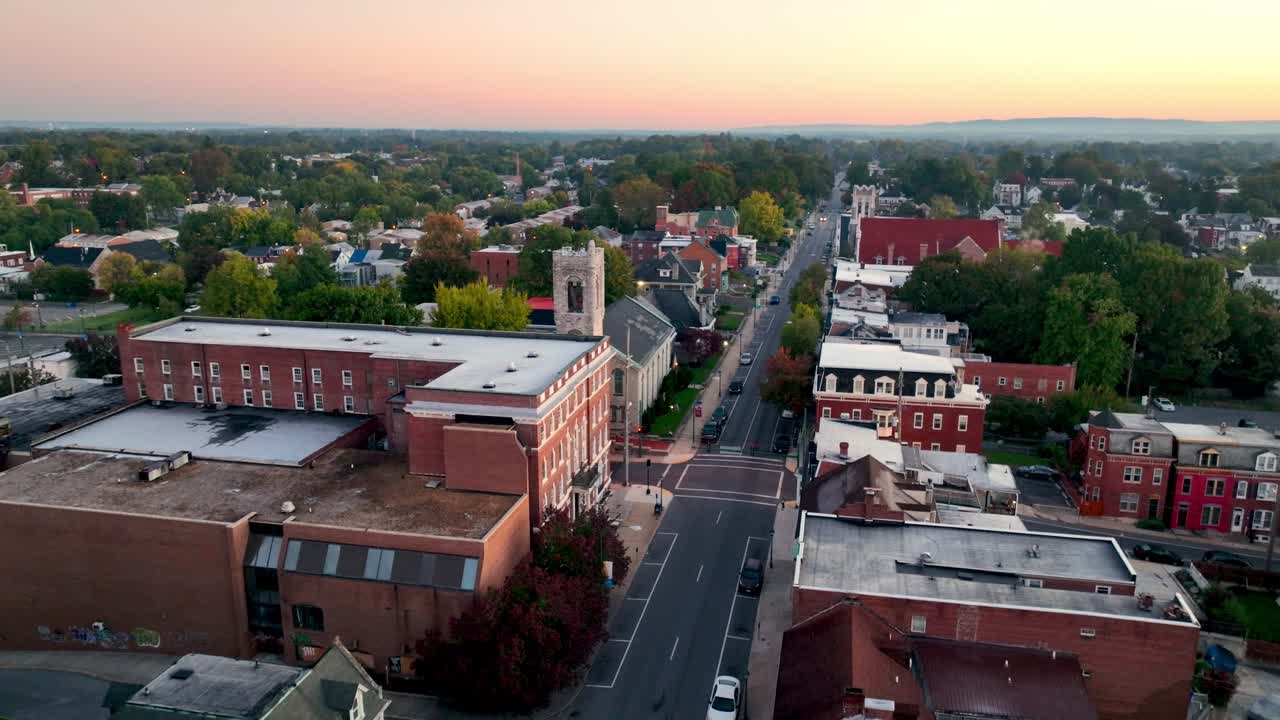 empuje rápido aéreo sobre hagerstown maryland al amanecer.