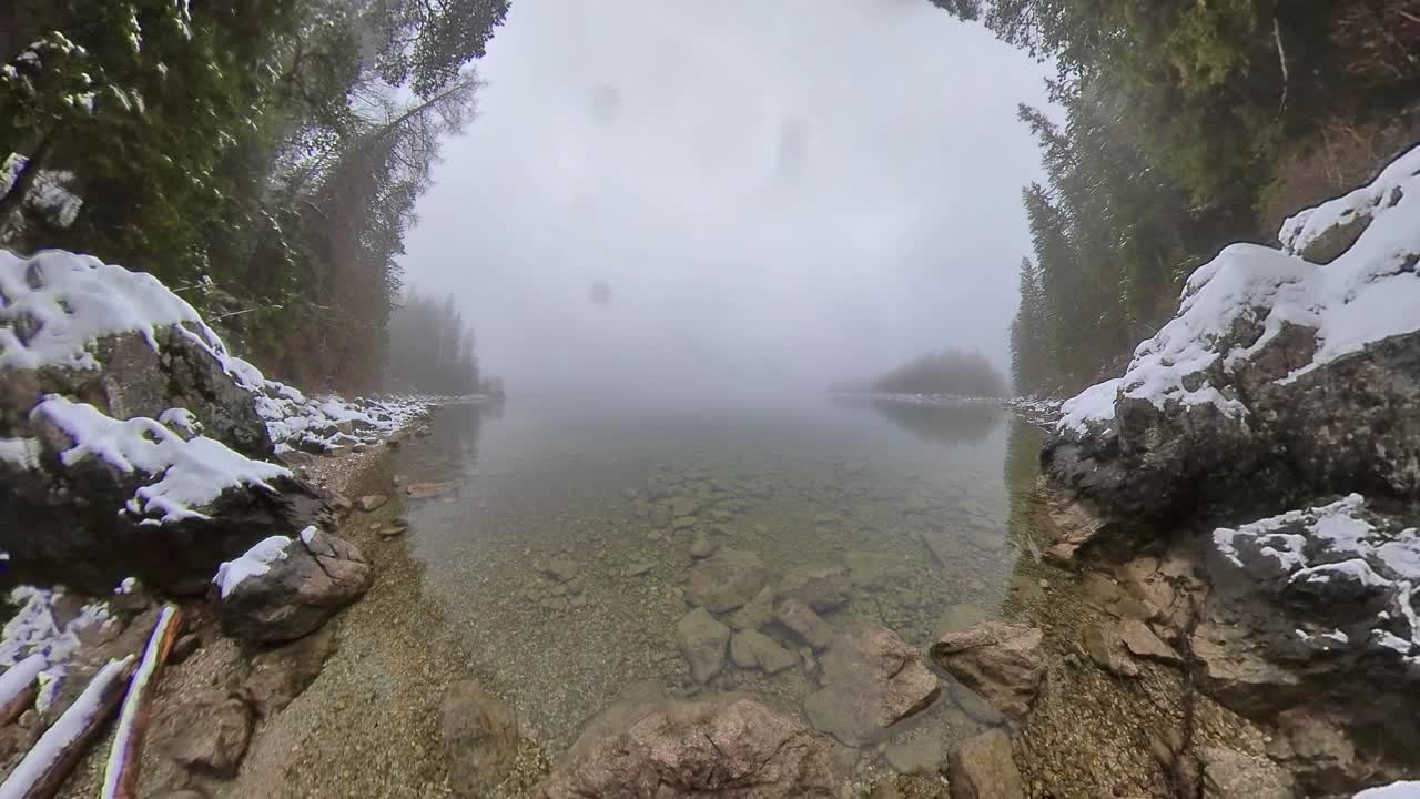 mañana de niebla mágica en el lago eibsee alemania