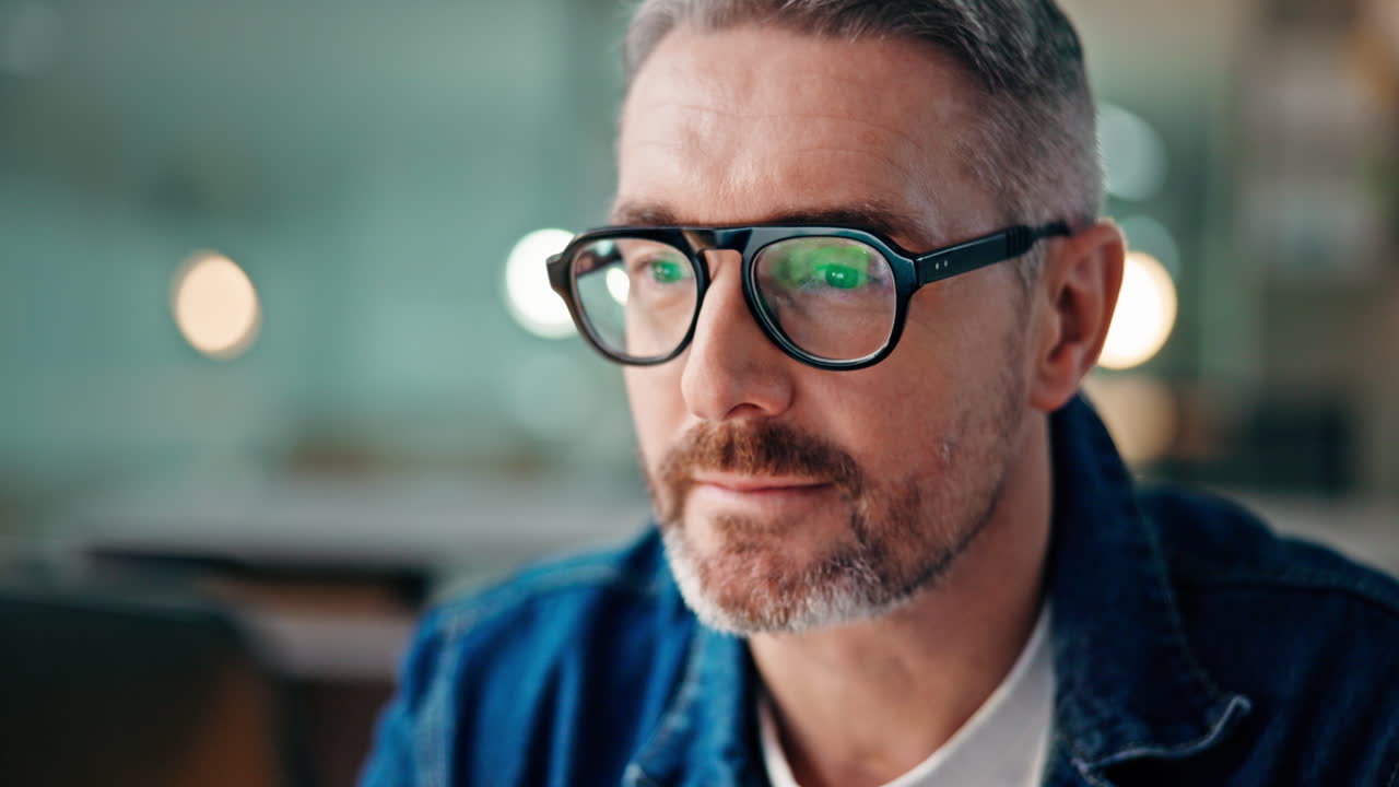 Ritratto di un uomo con gli occhiali e la barba