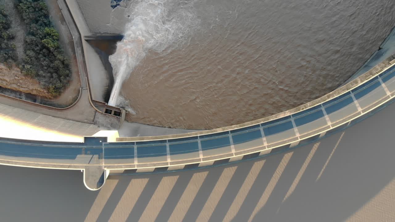 배수구가 있는 댐 벽의 하향식 비디오