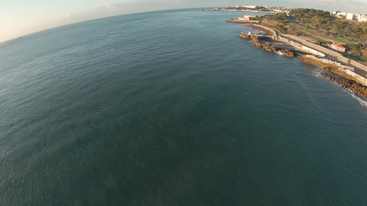 вид на побережье с солнцем и синим морем