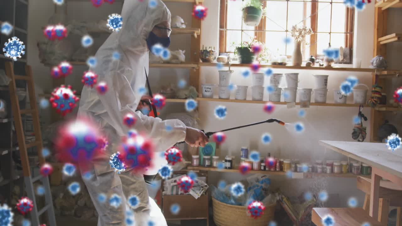 ppe 복장과 얼굴 마스크를 입은 사람에게 코로나 19 세포의 애니메이션 소독 워크 ⁇