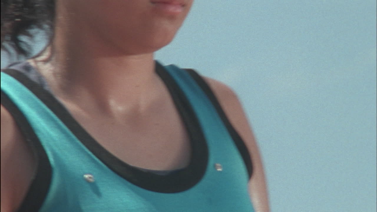 여자 선수들이 레이스를 시작하기 위해 준비