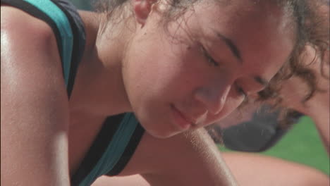 mujeres atletas se preparan para comenzar una carrera