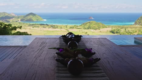 Der-Chefkoch-Des-Hauses-Lieferte-Frische-Obstteller-In-Die-Private-Villa-Mit-Blick-Auf-Das-Meer-Im-Hintergrund