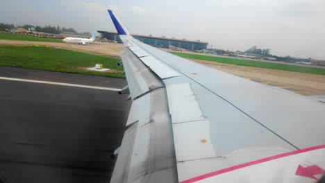 El-Vuelo-Desciende-Lentamente-Desde-El-Aterrizaje-En-El-Aeropuerto-Internacional-Chatrapati-Shivaji-Maharaj-En-La-Ventana-Pov-Del-Ala-De-Mumbai