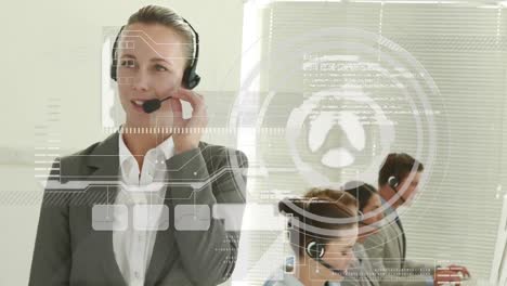 animación de la interfaz digital y el procesamiento de datos sobre personas de negocios que usan auriculares telefónicos