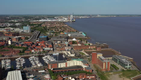 panorámica aérea lenta y soleada de derecha a izquierda para revelar el puerto deportivo del casco y el centro de la ciudad