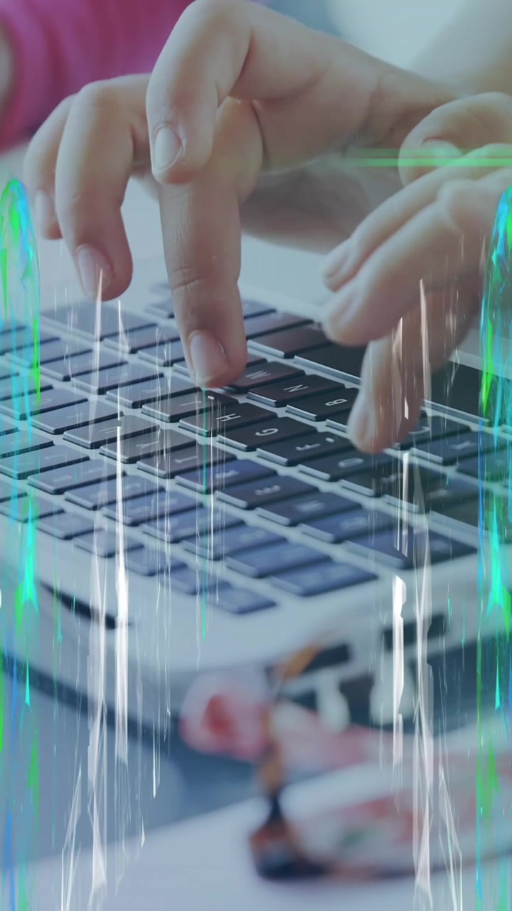 Animação de rede de conexões sobre diversos profissionais usando laptop