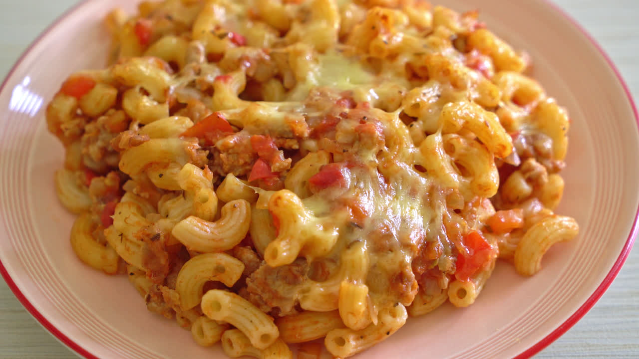 치즈를 곁들인 홈메이드 구운 마카로니 볼로냐 - 이탈리아 음식 스타일