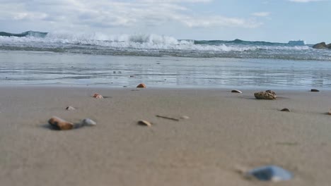 Hier-Ist-Eine-Niedrige-Strandaufnahme-Mit-Blick-Auf-Das-Meer-Und-Darüber-Hinaus,-Dieses-Video-Wurde-Mit-Der-Sony-A7siii-Kamera-Mit-1080p-Fhd-Aufgenommen,-Viel-Spaß