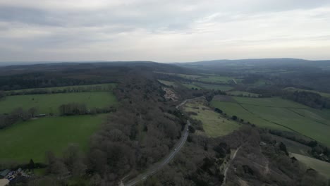 Beinahe-Unfall:-Drohne-Kollidiert-Beinahe-Mit-Bussard-An-Der-Newlands-Corner,-Surrey