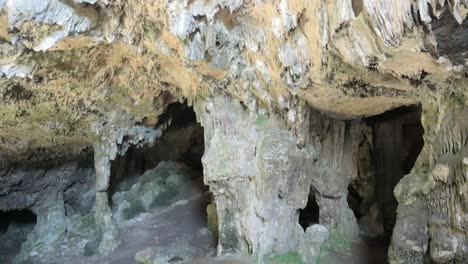 vista general de la sala principal de la cueva prehistórica del murciélago, con formaciones rocosas y columnas erosionadas, en la sierra calderona, en altura, castellón