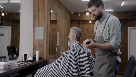 un hombre se corta el cabello en la barbería.