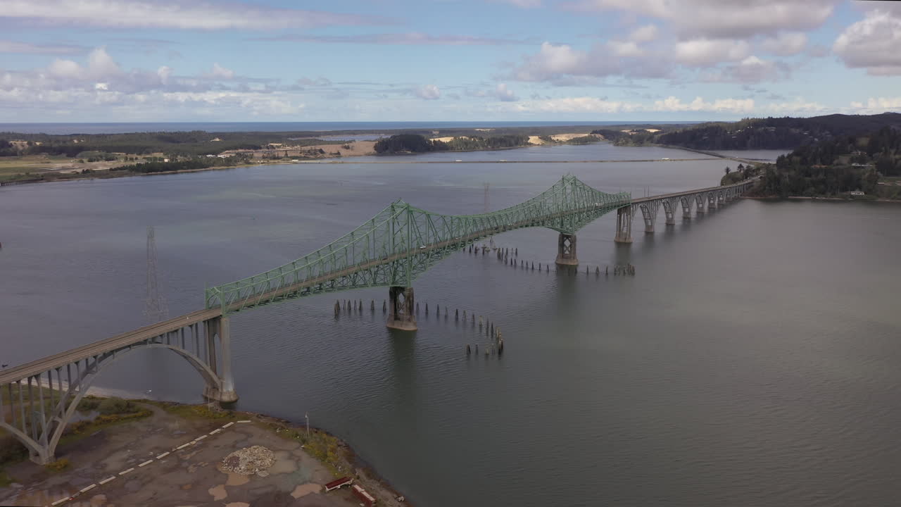 vista aérea del puente de la curva norte de la bahía de coos