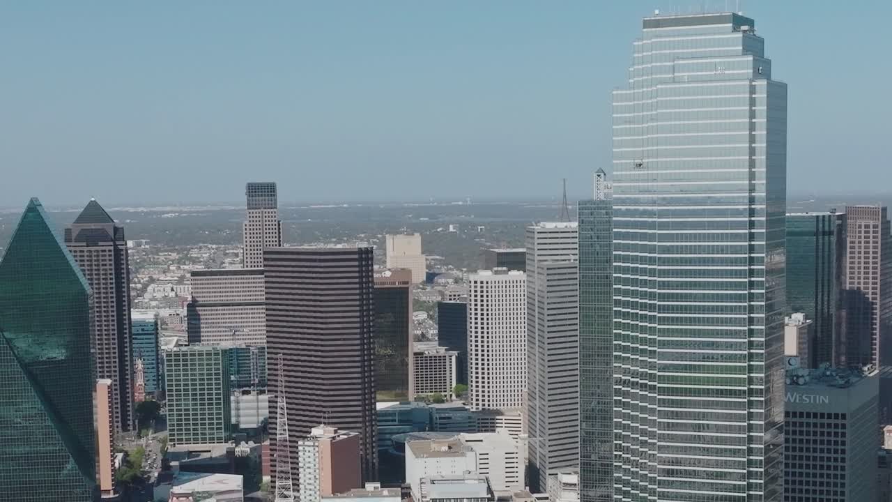 Vista do centro de Dallas, Texas, de cima, mostrando arranha-céus e edifícios