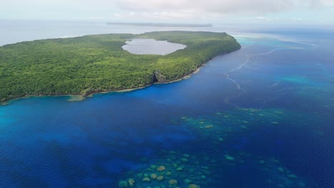 dron volando sobre el lago de agua salada en la cima de la montaña