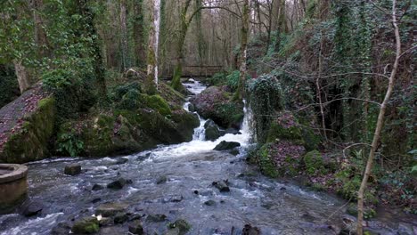 Drohnenschuss-über-Einem-Fluss-In-Der-Normandie