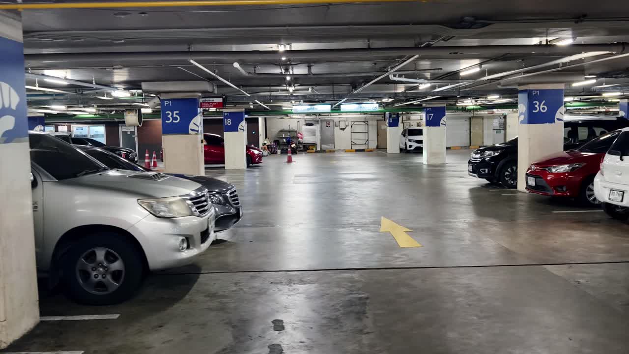 차들이 줄지어 있는 실내 주차장