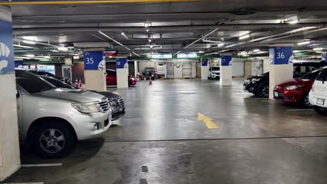 garaje de estacionamiento cubierto con filas de coches