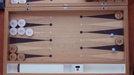 hombre y mujer jugando backgammon y tirando dados.4k