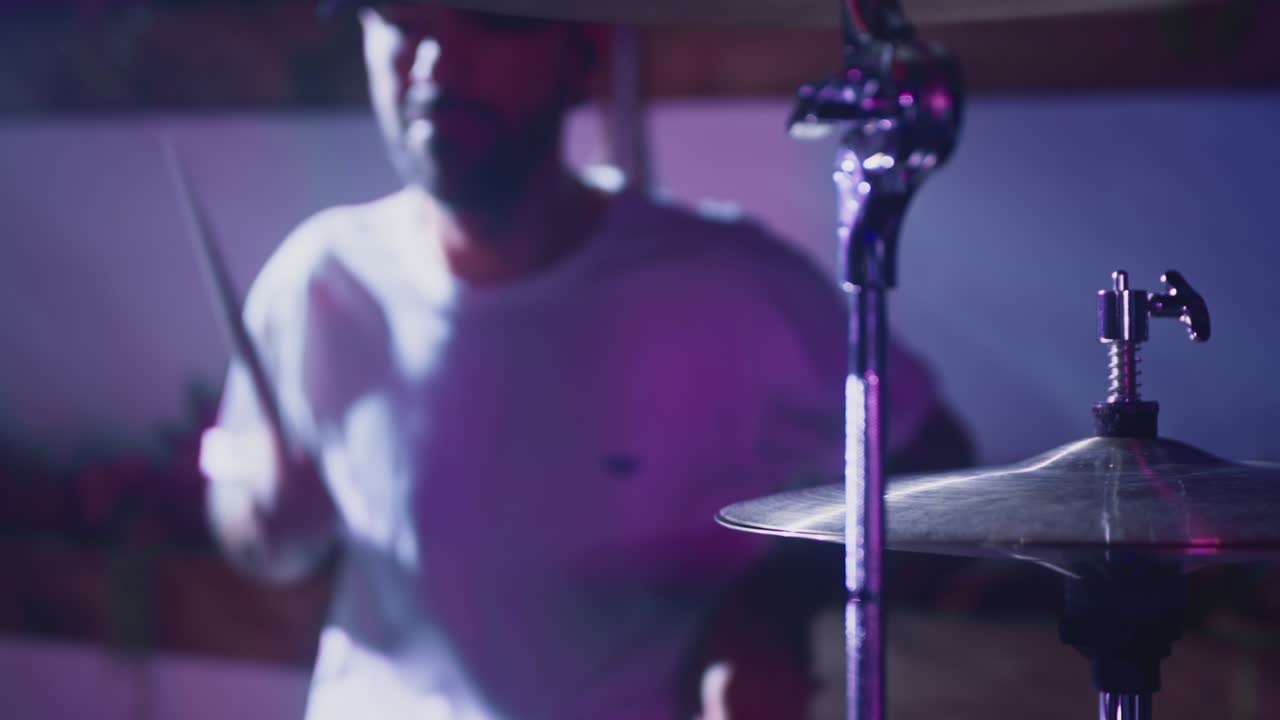 un artista masculino profesional toca una batería.