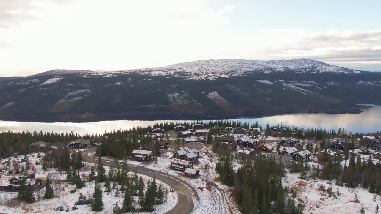 montañas nevadas del bosque alpino y el río cerca de åre, suecia ciudad de estación de esquí de paisaje invernal