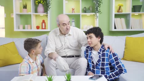 데데는 손자들에게 자신의 기억을 들려줍니다. 손자들은 놀란 마음으로 듣습니다.