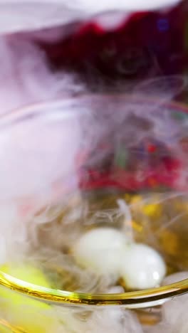 líquidos vibrantes y humo en experimentos científicos
