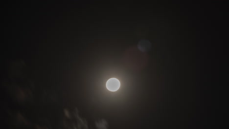 lapso de tiempo de luna llena en la noche mirando hacia el cielo
